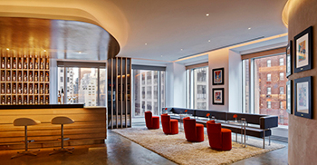 办公空间设计：经典的红色和雅致的家具遍布其中