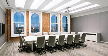 公司办公室装修丨大理石外观通过应用到一个定制的接待台而延续到办公空间