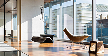 写字楼办公室装修设计对细节和饰面的精心关注令人印象深刻