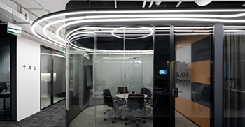 办公室室内设计的走廊空间灵感来自公司创造的高速公路主题