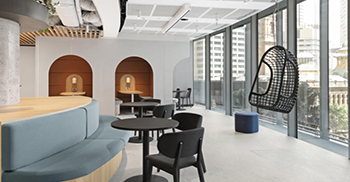 办公室装修设计使用流动的线条让空间仿佛开阔无垠