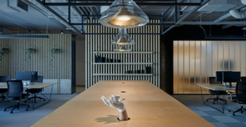 办公室设计中一种脆弱而有教养的对比对话无处不在