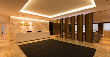 办公室设计效果图：突出壮观的材料和灯光的款待风格