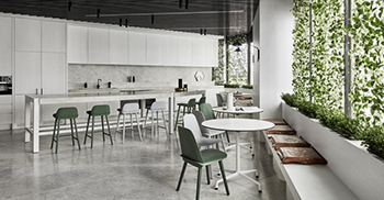 胡桃木单板走廊的弧形角落配有黑色金属镶嵌物