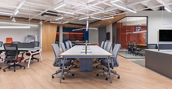 办公室装修设计案例：打破对单色中性企业办公空间的想象