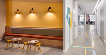 大胆时尚的办公室装修设计将色彩作为实用的定向帮助