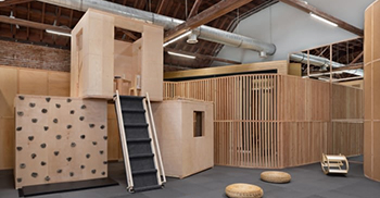 办公楼室内装修：利用镜面反射效果将整个空间放大并使其颇具延展性