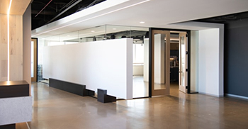 公司办公室设计：纤巧而光滑的嵌入式线性灯唤起人对光束的微妙感觉