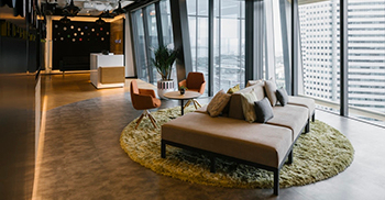 办公空间设计使用温暖的材料和现代语言 砖墙打破了空间的单调性