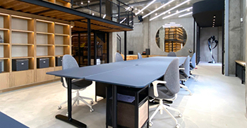 办公空间设计：木材带来温暖 空间开放、透明且相互关联