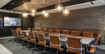 办公装修使得金属特征和装饰性管道贯穿始终