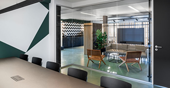 办公楼装修重复黑白对比作为设计元素