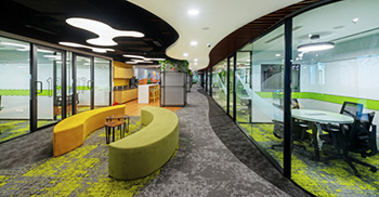 办公楼装修使用明亮的色彩和裸露的天花板 保持了更广阔的空间感