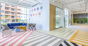 办公室装饰设计以微妙的调色板伪装成素色的墙壁
