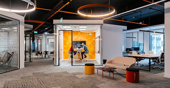 办公楼设计装修：使用以人为本的设计思想 人与工作场所建立了联系