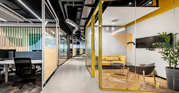办公空间装修设计使用现代材料创造自然、和谐和体验式的流动
