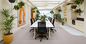 办公室装修效果图——通过使用光线和色彩来照亮空间 舒适而温暖