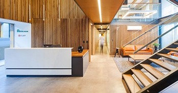 办公楼装修：室内设计在墙壁和家具上主要使用木材和皮革