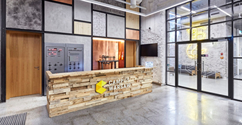 办公室空间设计：巨大的美人鱼在明亮的霓虹灯下点亮了中庭的墙壁