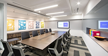 办公室装修：焦点区域是浅灰色或深蓝色以增强文字或图形的力量