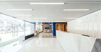 办公室装修设计——连续的对角百叶窗给人一种活泼和流畅的感觉