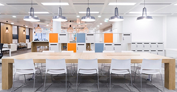 办公楼装修设计将现代可丽耐与实心混凝土和橡木镶板形成对比