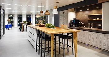 办公室设计：打破传统 前台被一个非正式的厨房岛所取代