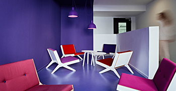 办公楼室内设计遵循在空间中创造平静和清晰的概念