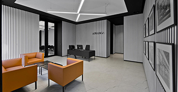 办公室设计方案：使用大面积古典白色大理石地砖缓和气氛