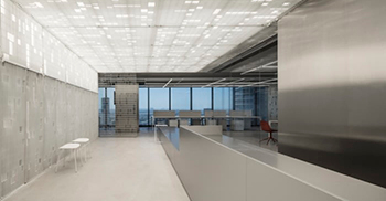 办公室空间的配色方案是全白色和灰色 照明计划引用了网格及其解构的概念
