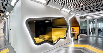 办公室装饰设计——模仿宇宙飞船来传递“没有不可能”的文化