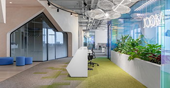 #办公空间设计#空间由对比鲜明的密集木质外壳和轻盈、可渗透的周边组成