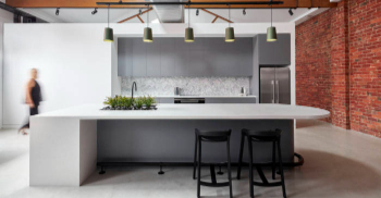 办公室装修设计：外露的木桁架为宽敞的天花板和落地窗提供了维度