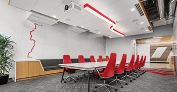 办公室空间设计——木质定向天花板设计吸引了您的注意力