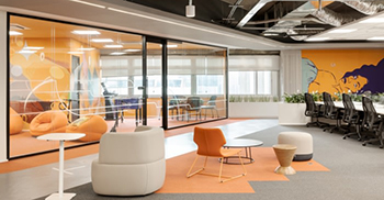 办公楼室内装修：设计师的想法是创造一个灵活的、季节性的艺术空间