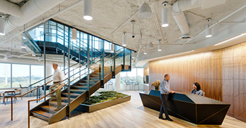 办公室装修设计：受当地时尚和乡村俱乐部文化启发的精致细节表达惊喜元素