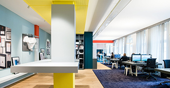 办公室装修——丰富的橙色特征通过添加特殊的触感来强调房间的结构