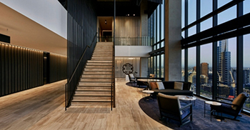 办公楼设计——广阔的空隙在抛光和解构的内部元素之间取得了平衡