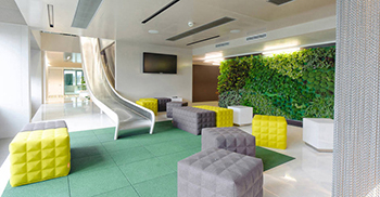 办公室设计装修：色彩鲜艳、新鲜、抢眼的设计元素 打造了极具创意的空间