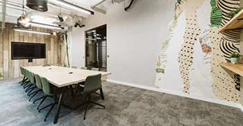 办公室空间设计：厨房拥有喜怒无常的现代色调 深绿色饰面令人印象深刻