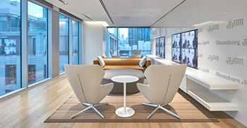 公司办公室装修——采用高反射性的白色表面材料饰面 以帮助将光线反射到室内
