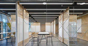办公楼装修设计——外露混凝土、钢和哑光黑色橡木地板的单层楼梯将地板相互结合