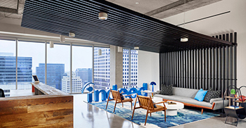 现代办公室装修方案：以运动为主题的空间融合了工业设计和精致的风格