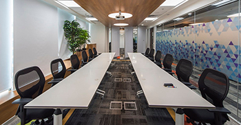 办公室装修设计方案：平衡使用天然质朴材料和合成抛光表面 整体设计为用户提供了视觉享受
