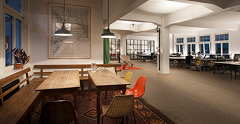 办公室装修：凭借其白色的混凝土框架 单层办公空间具有清晰的工业空气