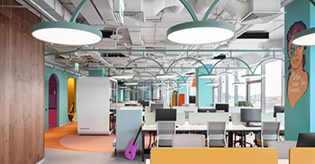 办公室设计：绿松石色和粉红色柔和色调的平静配色方案增添了空间的清新活力