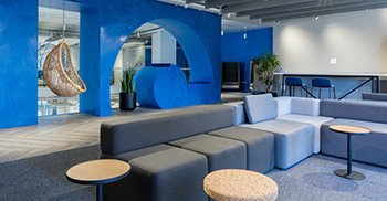 办公室装修设计：大量使用自然光以及各种活跃和平静的工作空间