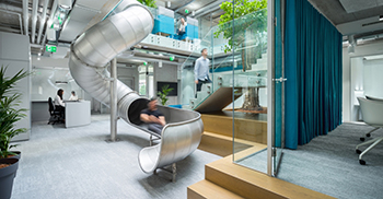 办公楼设计：空间旨在鼓励人们之间的偶然相遇 充满活力、敏捷、鼓舞人心且以人为本