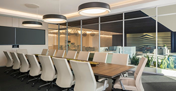 办公室装修设计——融合了公司新设计的徽标和品牌色彩