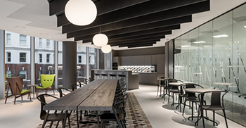 办公室装修：时尚的灰色调色板和企业的标志性绿色参考了它们与自然世界的联系